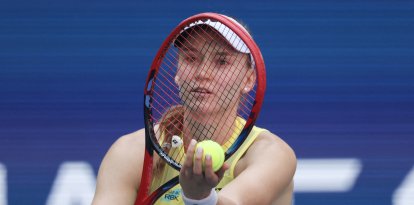 La kazaja Elena Rybakina saca ante la china Zheng Qinwen durante el partido de cuartos de final de individuales femenino, celebrado el undécimo día del torneo de tenis del US Open en el Centro Nacional de Tenis USTA Billie Jean King de Nueva York, el 9 de septiembre de 2026.
