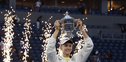 La kazaja Elena Rybakina levanta el trofeo de campeona tras ganar la final individual femenina de tenis contra la bielorrusa Aryna Sabalenka.