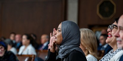Ilhan Omar grita mientras el presidente Donald Trump pronuncia el discurso sobre el Estado de la Unión, el 24 de febrero de 2026.