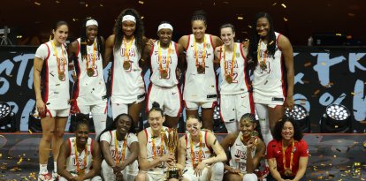 La selección de Estados Unidos de baloncesto femenino posa después de la ceremonia de premiación del Mundial de la FIBA.