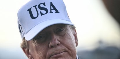 El presidente Donald Trump habla con los medios de comunicación antes de abordar el Air Force One para partir del aeropuerto de Shannon, en el oeste de Irlanda, el 13 de septiembre.