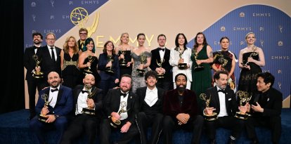 El reparto y el equipo de 'Widow's Bay', ganadora del premio a la mejor serie de comedia, posan en la sala de prensa durante la 78.ª edición de los Premios Primetime Emmy, celebrada en el Peacock Theatre de LA Live, en Los Ángeles, el 14 de septiembre de 2026.