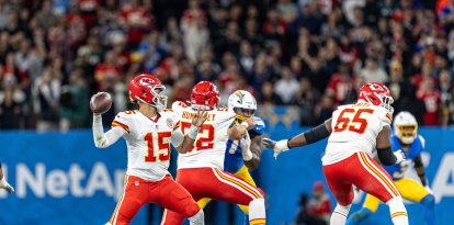 SP - SÃO PAULO - 09/05/2025 - NFL 2025, LOS ÁNGELES CHARGERS contra KANSAS CITY CHIEFS - KCC15 Patrick Mahomes, de los Kansas City Chiefs, durante un partido contra los Los Ángeles Chargers en el estadio Arena Corinthians, en São Paulo (Brasil), correspondiente a la primera jornada de la NFL 2025.