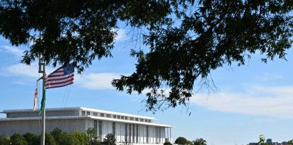 El exterior del John F. Kennedy Center for the Performing Arts se ve desde el Georgetown Waterfront en Washington, D. C.