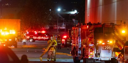 Los servicios de emergencia intervienen en el lugar de los hechos tras el accidente de un helicóptero de un canal de noticias en Chatsworth, un barrio de las afueras de Los Ángeles (California), el 15 de septiembre de 2026. Tres personas fallecieron y otra fue hospitalizada después de que el helicóptero se estrellara entre dos edificios comerciales y se incendiara al instante, según el Cuerpo de Bomberos de Los Ángeles.