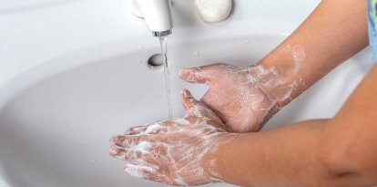 Imagen referencial de una persona lavando sus manos