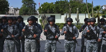 Oficiales de la Guardia Nacional Mexicana permanecen en formación