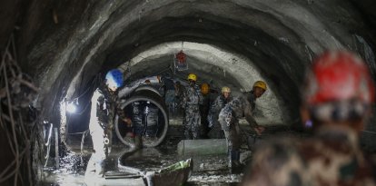 El ejército nepalí lleva a cabo una operación de búsqueda y rescate dentro del túnel de la central hidroeléctrica de Chilime
