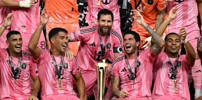 Lionel Messi (n.º 10), levanta el trofeo junto a sus compañeros de equipo tras vencer al Cruz Azul de México