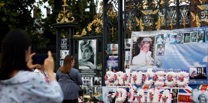 Personas se reúnen para rendir homenaje en el aniversario de la muerte de la princesa Diana