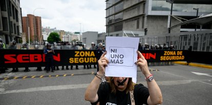 Una manifestante frente a la sede del SEBIN en Caracas, en mayo de 2026.
