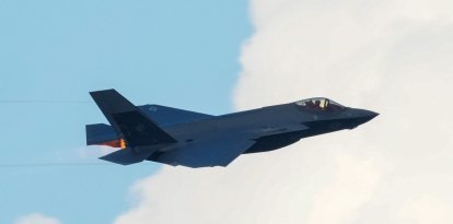 Un caza F-35 de la Fuerza Aérea de los Estados Unidos sobrevuela la zona durante la celebración del Día de la Independencia