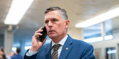 El senador estadounidense Martin Heinrich (demócrata por Nuevo México) habla por teléfono mientras se dirige a votar la Ley Laken Riley en el Capitolio de Estados Unidos, en Washington, D.C., el 9 de enero de 2025. La Ley Laken Riley —que prevé la detención de inmigrantes indocumentados acusados de delitos relacionados con el robo— recibe su nombre de una estudiante de 22 años asesinada por un venezolano indocumentado que era buscado por hurto en tiendas.