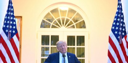 Donald Trump habla durante una cena en el Jardín de las Rosas de la Casa Blanca en Washington D. C.