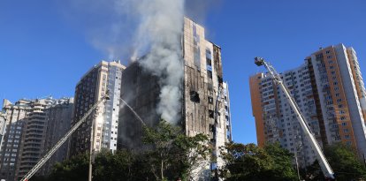 Bomberos sofocan un incendio en un edificio administrativo tras un ataque con drones rusos