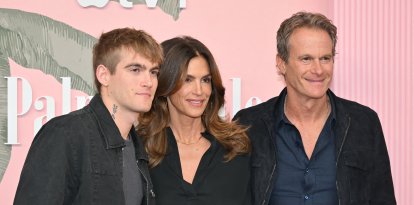 (De derecha a izquierda) El empresario estadounidense Rande Gerber, la modelo y actriz estadounidense Cindy Crawford y su hijo, el modelo estadounidense Presley Walker Gerber, asisten al estreno de la serie «Palm Royale» de Apple TV+ en el Samuel Goldwyn Theatre de Beverly Hills, California, el 14 de marzo de 2024.