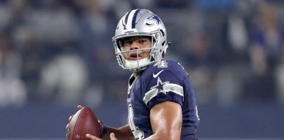 Dak Prescott, quarterback de los Dallas Cowboys, en acción durante el partido de fútbol americano de la NFL entre los Dallas Cowboys y los Washington Redskins, celebrado el 24 de noviembre de 2016 en el AT&T Stadium de Arlington, Texas, EE. UU.