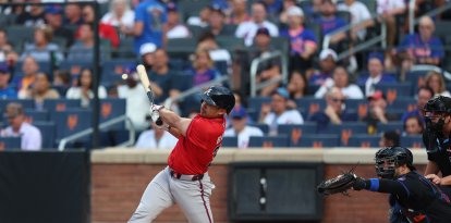 El jugador de los Atlanta Braves, Drake Baldwin (30), batea un sencillo durante la primera entrada del partido de béisbol contra los New York Mets en el Citi Field de Corona, Nueva York, el 14 de agosto de 2025.