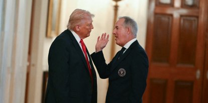 Donald Trump, y el propietario gerente del Inter Miami, Jorge Mas, conversan tras un acto en honor al Inter Miami CF
