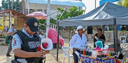 La Guardia Nacional informa sobre la llegada del huracán Polo en Acapulco, Mexico.
