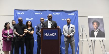 La abogada Liza Park (izquierda), Elmore Wonsley y su esposa Christine Wonsley, padres de Nolan Xavier Wells, y el presidente de la NAACP, Derrick Johnson, observan mientras el abogado especializado en derechos civiles y daños personales Ben Crump interviene durante una rueda de prensa celebrada en el marco de la 117.ª Convención Nacional de la NAACP en el McCormick Place de Chicago, Illinois, el 22 de julio de 2026. Crump dio a conocer las conclusiones preliminares de una autopsia independiente realizada por encargo de la familia Wells. Wells, un estudiante universitario de Misisipi de 18 años, fue hallado muerto tras una excursión en barco con amigos el 4 de julio.