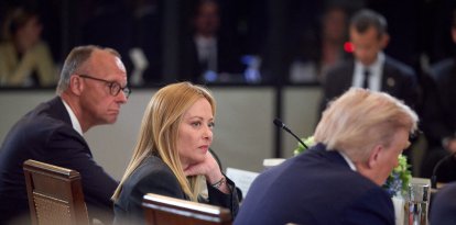 La presidenta de Italia, Giorgia Meloni, sentada junto al presidente Donald Trump, en una reunión en Washington, en agosto de 2025.