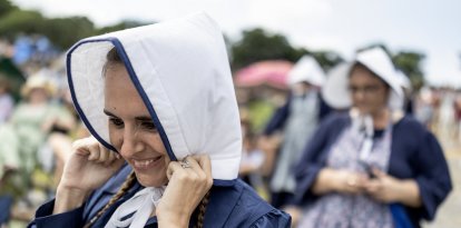 Una mujer vestida con el atuendo tradicional voortrekker reacciona mientras los afrikáneres se reunieron en Pretoria, en 2025.