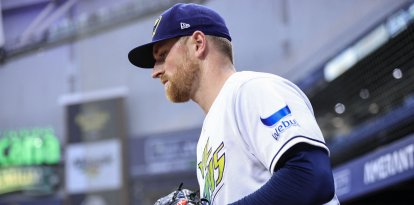 El lanzador titular de los Tampa Bay Rays, Drew Rasmussen (57), sale corriendo al campo antes de un partido de la Major League Baseball contra los Houston Astros en el Tropicana Field de San Petersburgo, Florida, el 11 de septiembre de 2026. Los Rays derrotaron a los Astros por 3-1 y se convirtieron en el primer equipo en asegurarse una plaza en la postemporada de la Major League Baseball.