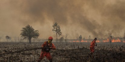 Un grupo de bomberos sofocan un incendio en el sur de Asia (Archivo)