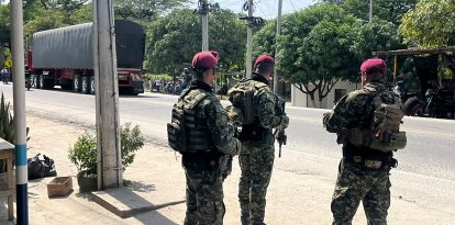 Soldados del Ejército colombiano montan guardia en una carretera tras una operación militar contra un grupo armado vinculado al narcotráfico