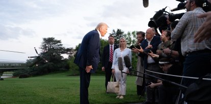 El presidente Trump conversando con los medios de comunicación en los jardines de la Casa Blanca.