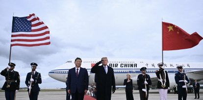 El presidente de Estados Unidos, Donald Trump, saluda al presidente chino, Xi Jinping, a su llegada a la Base Conjunta Andrews, en Maryland, el 23 de septiembre de 2026. Xi se encuentra de visita en Estados Unidos del 23 al 25 de septiembre.