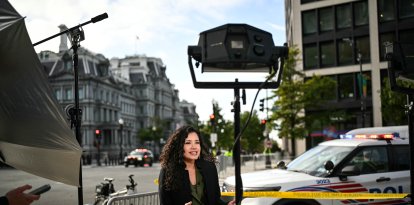 La corresponsal de MS Now, Laura Barrón-López, trabaja en una esquina cercana a la Casa Blanca