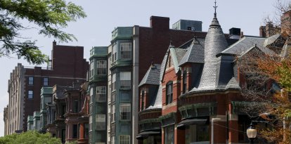 Edificios históricos de ladrillo bordean una calle en el barrio de Back Bay en Boston