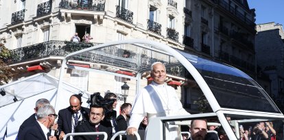 León XIV llega en su Papamóvil a la catedral de Notre-Dame en París