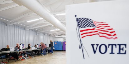 Personas acuden a votar en el segundo día de votación anticipada, antes de las elecciones de mitad de mandato, en Illinois.
