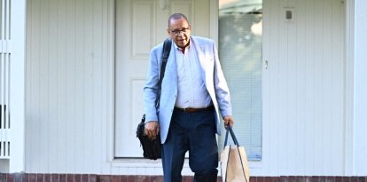 Dale Caldwell, demócrata de Nueva Jersey, sonríe mientras sale de su casa para subir a un vehículo en New Brunswick