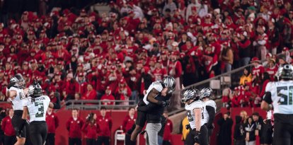 El entrenador jefe de Oregón, Dan Lanning, celebra con su equipo mientras los Oregon Ducks sentencian el partido con una intercepción en los últimos compases del cuarto cuarto contra los Wisconsin Badgers en el estadio Camp Randall de Madison, Wisconsin, el 16 de noviembre de 2024.