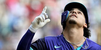 Nolan Arenado, número 28 de los Arizona Diamondbacks, celebra tras anotar una carrera durante el partido de la MLB World Tour Series de Ciudad de México entre los San Diego Padres y los Arizona Diamondbacks, disputado en el Estadio Alfredo Harp Helu de Ciudad de México el 25 de abril de 2026.