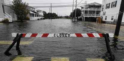 Una carretera está cerrada tras fuertes lluvias e inundaciones en Ocean City, Nueva Jersey