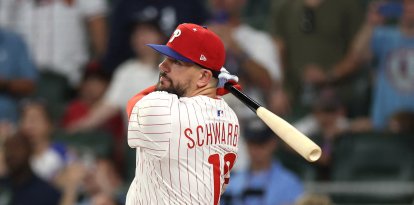 Kyle Schwarber, de los Filis de Filadelfia de la Liga Nacional, batea un jonrón durante la prórroga del Partido de las Estrellas de la MLB, celebrado en el Truist Park de Atlanta, Georgia, el 15 de julio de 2025.