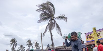 Los vecinos colocan sacos de arena como barrera protectora contra las fuertes olas generadas por el huracán Polo en Playa Azul, en Lázaro Cárdenas, estado de Michoacán (México), el 24 de septiembre de 2026. El huracán Polo alcanzó la categoría máxima el 22 de septiembre en el Pacífico mexicano; aunque no se prevé que toque tierra, sí se esperan fuertes lluvias. Polo pasó de la categoría 1 a la categoría 5 en la escala de Saffir-Simpson en menos de 24 horas.
