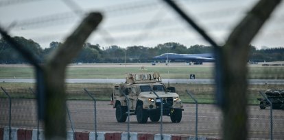 Un vehículo blindado (C) patrulla el interior de la base de la RAF en Fairford, al suroeste de Inglaterra, el 28 de septiembre de 2026, un día después de que la policía antiterrorista británica investigara un incidente «grave» cerca de la base. Agentes armados detuvieron a un grupo de cinco hombres en las primeras horas de la madrugada tras recibir una llamada a los servicios de emergencia sobre tres «vehículos sospechosos que parecían dirigirse hacia la base aérea», según informó la Policía Metropolitana de Londres en un comunicado.