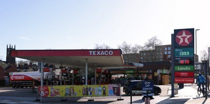 Una gasolinera Texaco en Derby, Inglaterra