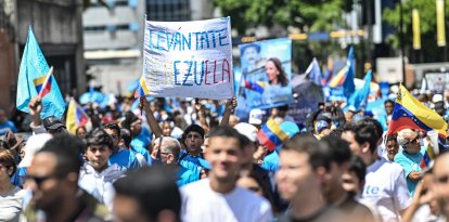 Venezolanos protestando en las calles de Caracas.