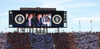 El presidente Donald Trump disfruta de un partido de fútbol americano universitario en Knoxville, Tennessee, el 26 de septiembre de 2026.