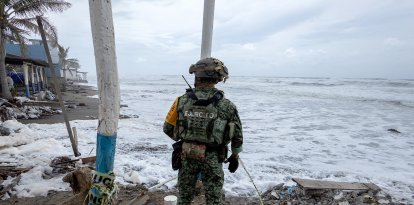 Un soldado del Ejército mexicano en la costa durante la emergencia provocada por el huracán Polo