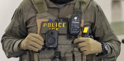 Un funcionario de ICE.