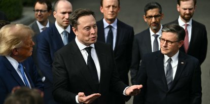 Elon Musk, junto al presidente Donald Trump, habla con la prensa este 29 de septiembre.