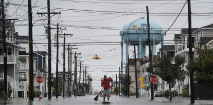 Una calle inundada tras fuertes lluvias en Sea Isle City, Nueva Jersey